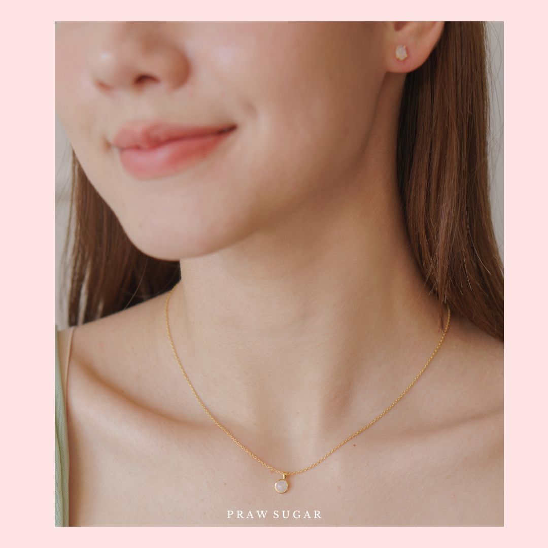 Moonstone Round Gem Stone Necklace 4mm - สร้อยคอพลอยแท้มูนสโตนจี้ทรงกลม ขนาด 4mm (สร้อยเป็นเงินแท้) (มี 2 สี)