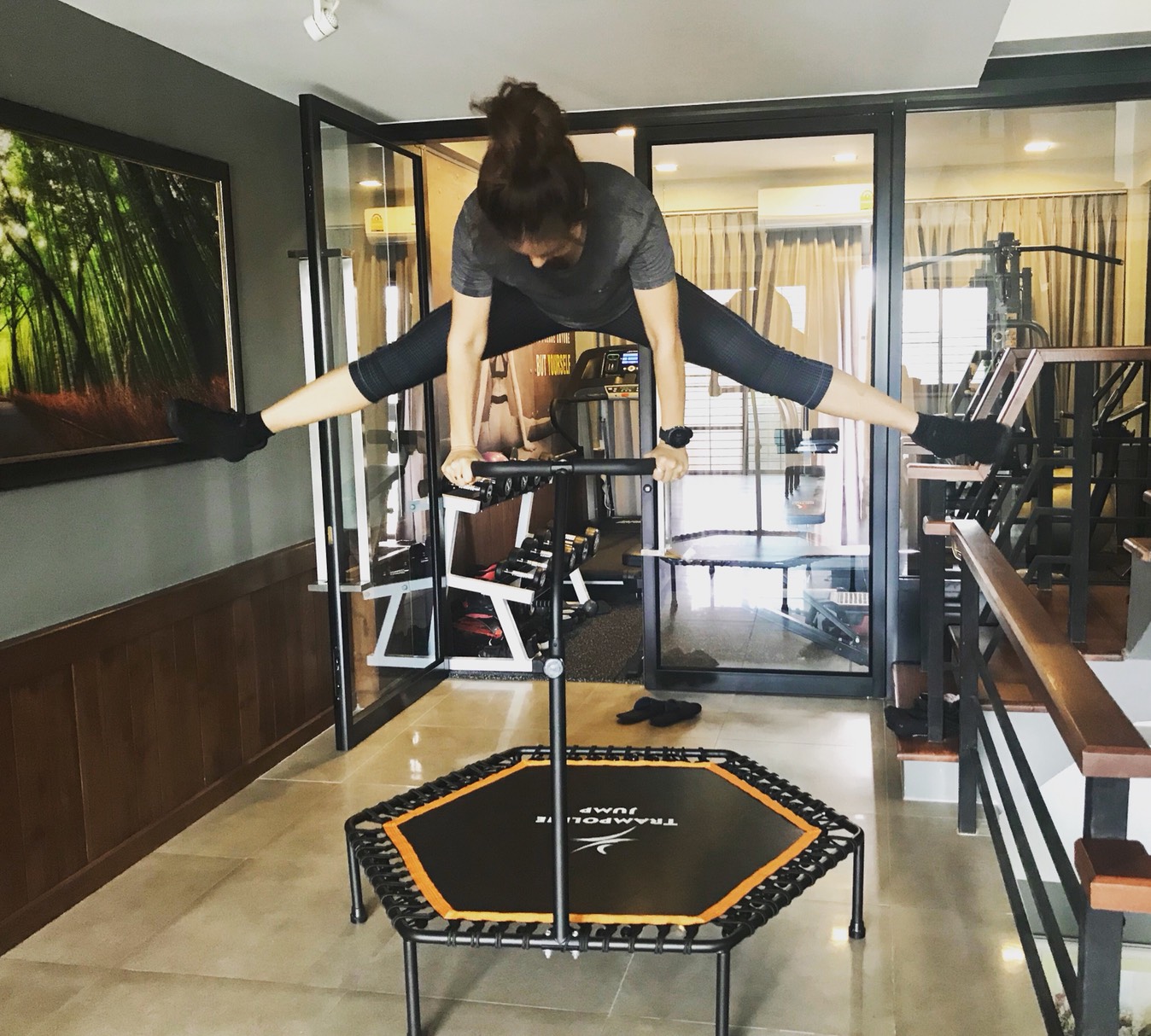 แทรมโพลีน 48 นิ้ว แบบหกเหลี่ยม พร้อมที่จับเพื่อการทรงตัว เครื่องออกกำลังกาย เพิ่มความสูง สีส้ม