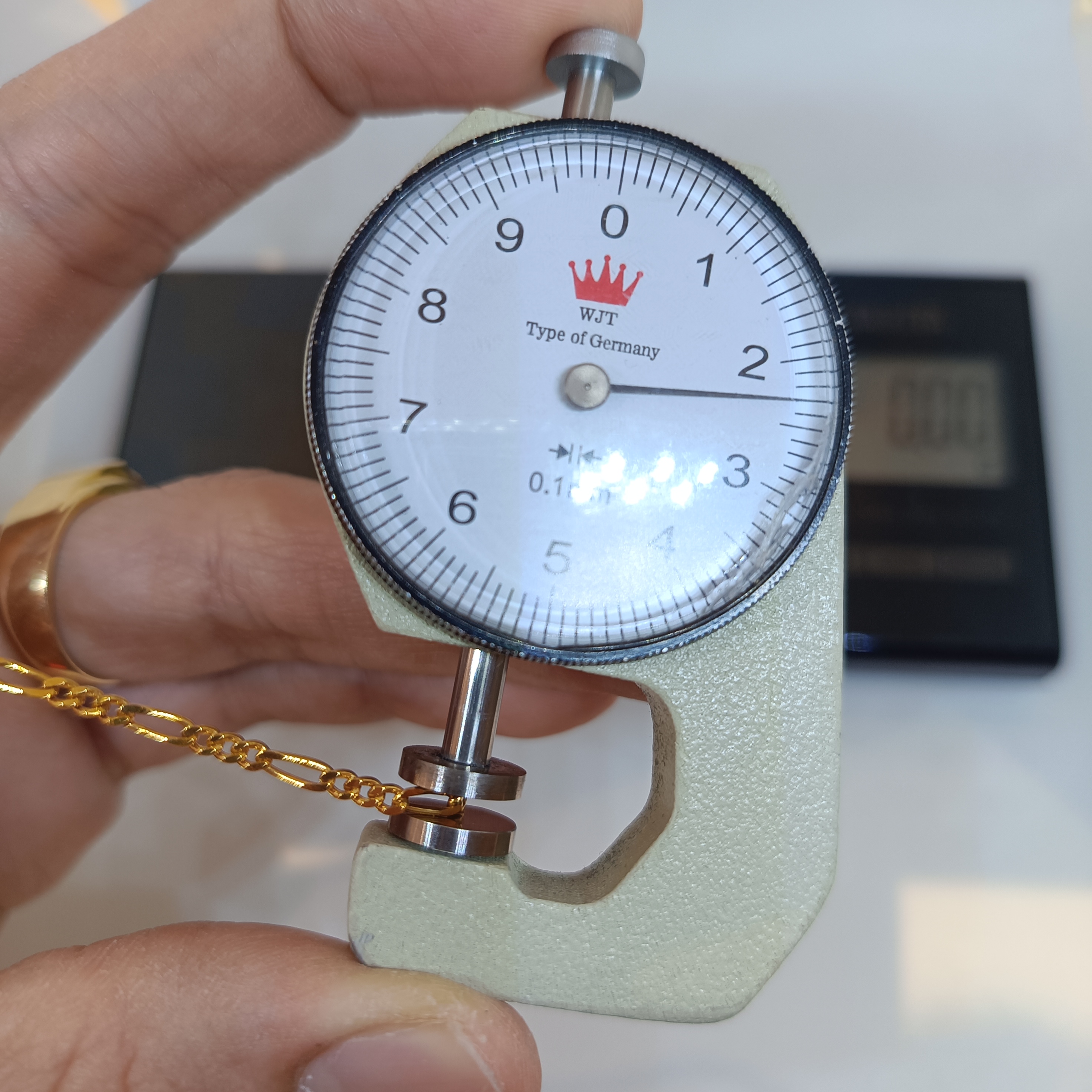 สร้อยคออิตาลี่แบบตันลายฝรั่ง ขนาดหน้าไม่กว้างมาก สวมใส่ได้ทั้งชายและหญิงเลยครับ