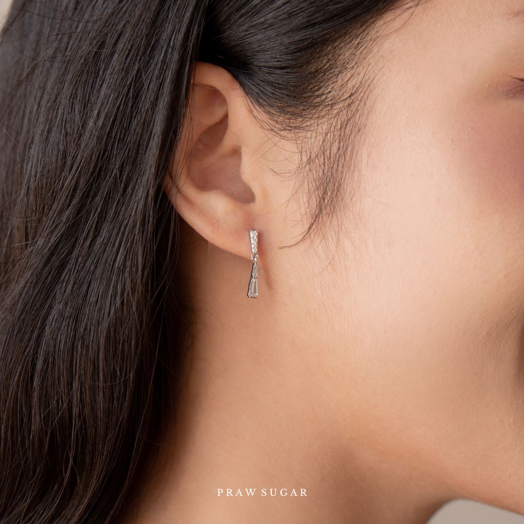Minimal Gorgeous Triangle Earrings - ต่างหูสามเหลี่ยมทรงยาวสไตล์มินิมอล (ก้านต่างหูเงินแท้)