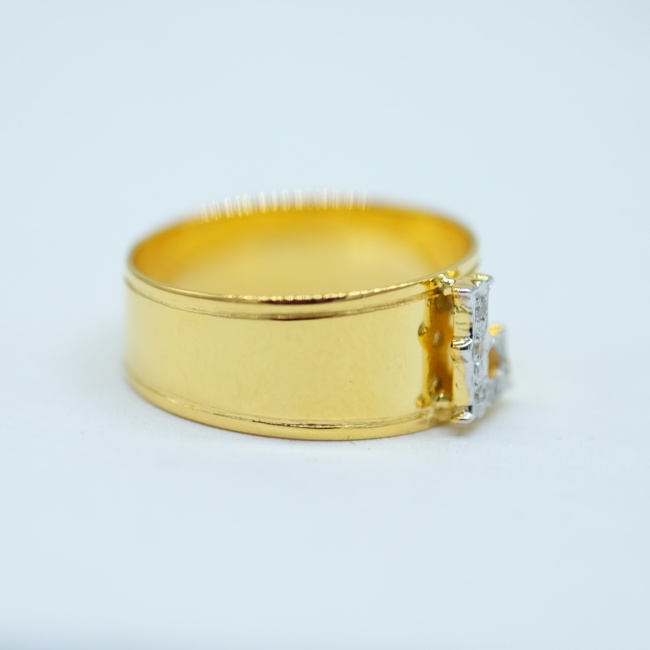 แหวนเพชรรูปตัวอักษรโรม้น L รูปแบบสวมใส่ได้ทั้งชายและหญิงครับ