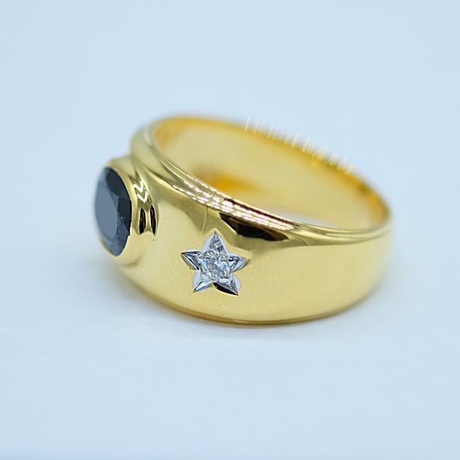 แหวนพลอยนิล ฝังเพชรรูปดาวบ่าข้าง ตัวเรือนทอง18K เป็นอัญมณีเสริมดวงคนชอบพลอยสีมืดครับ