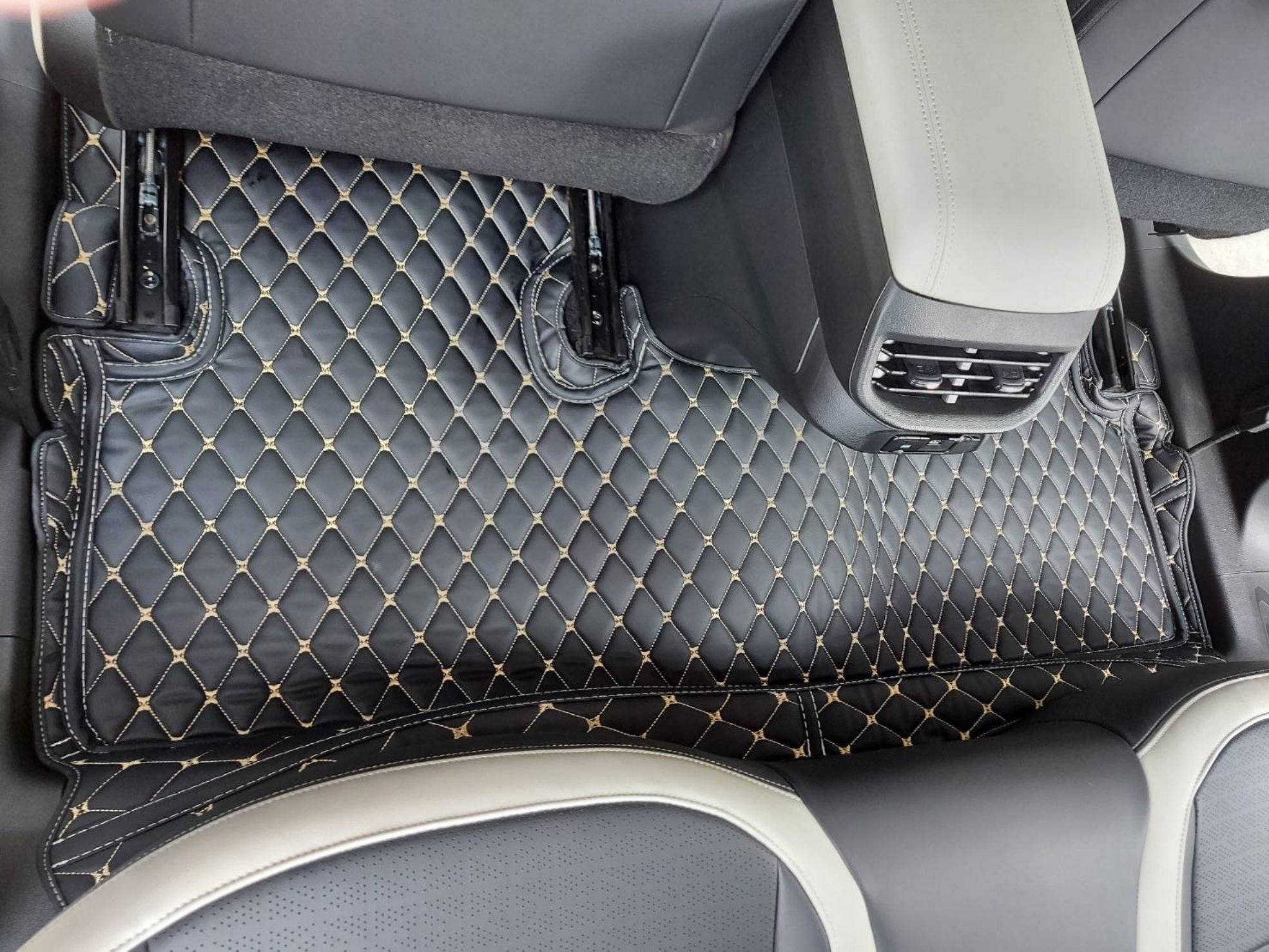 พรม6ดี Haval H6 ปูเต็มคัน ในห้องโดยสาร + ท้าย + หลังเบาะ มี 6 ชิ้น มีให้เลือก 10 สี