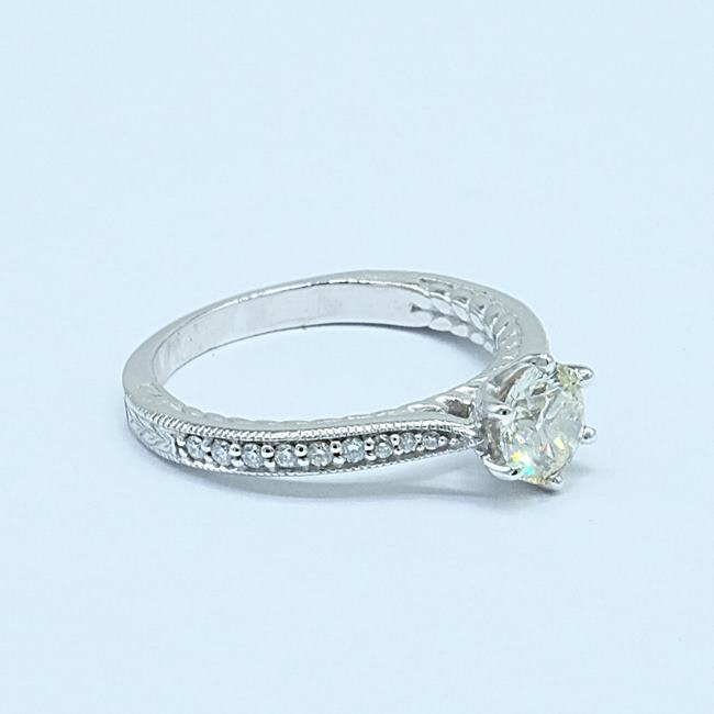 แหวนเพชรเม็ดเดี่ยว เพชรน้ำ 95 แหวนสำหรับสุภาพสตรีครับ