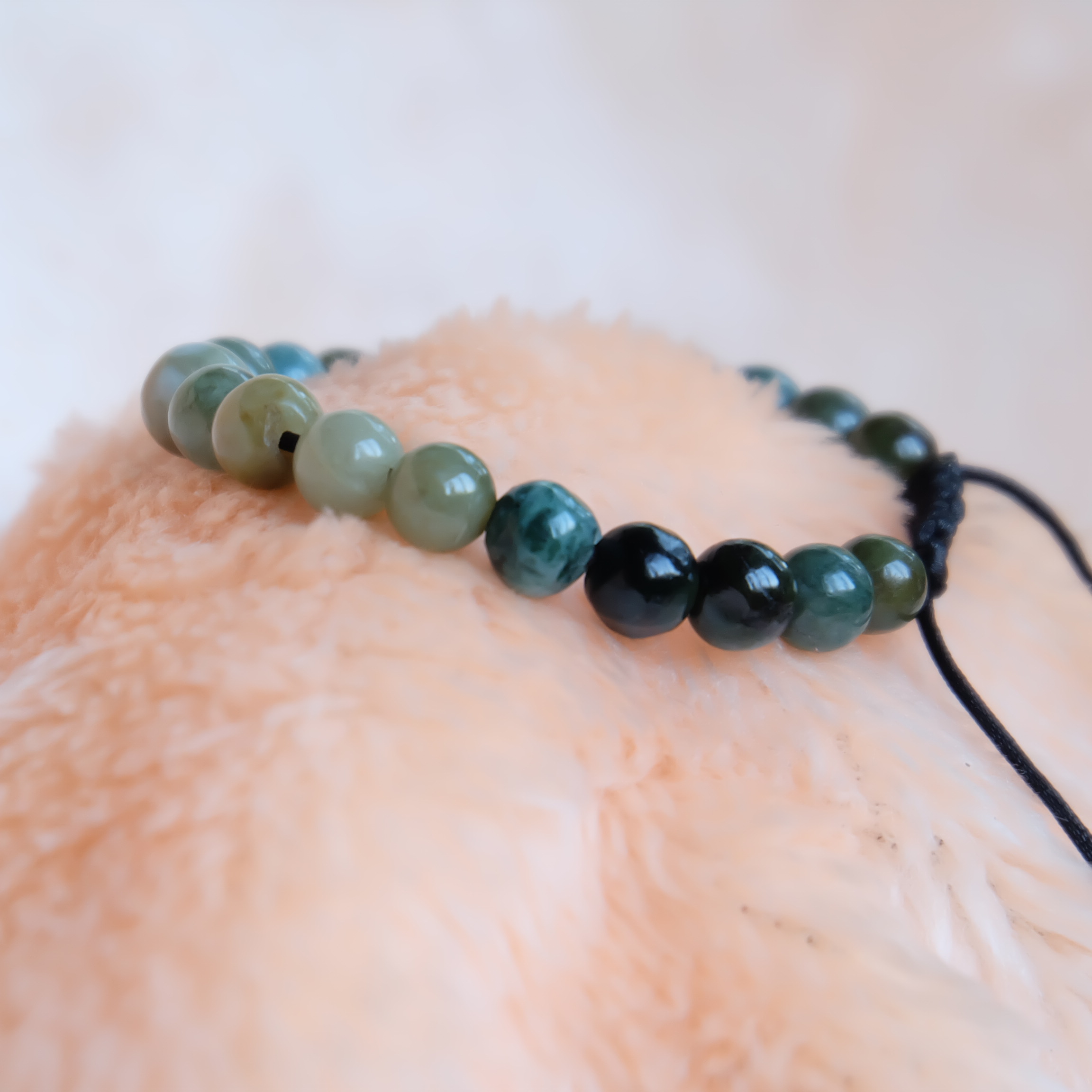 สร้อยข้อมือลูกปัดหยกแท้ 8-9 มิล หยกแท้ หยกพม่า หยกคละสี เชือกดึง รอบข้อมือ 15-17 ซม. มีรอย