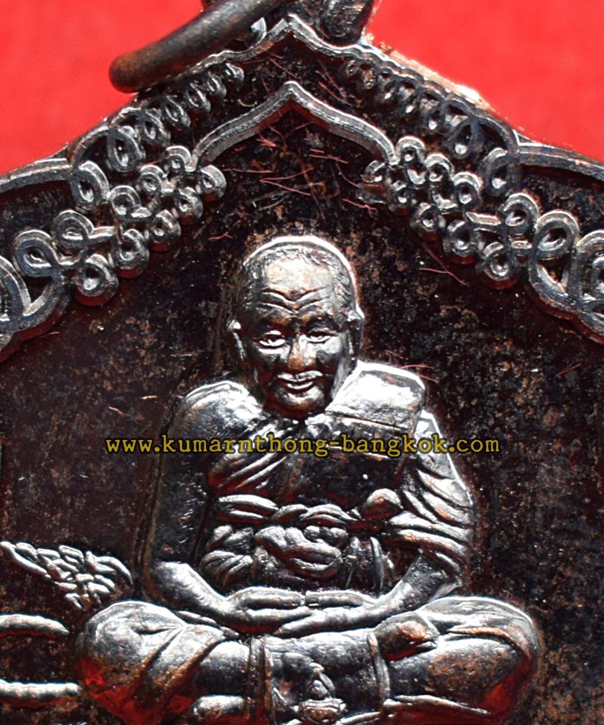 เหรียญบูชาครู หลวงพ่อเปิ่น วัดบางพระ จ.นครปฐม เนื้อทองแดงรมดำ ขนาดห้อยคอ พิธีไหว้ครูปี2562 ของแท้จากวัด