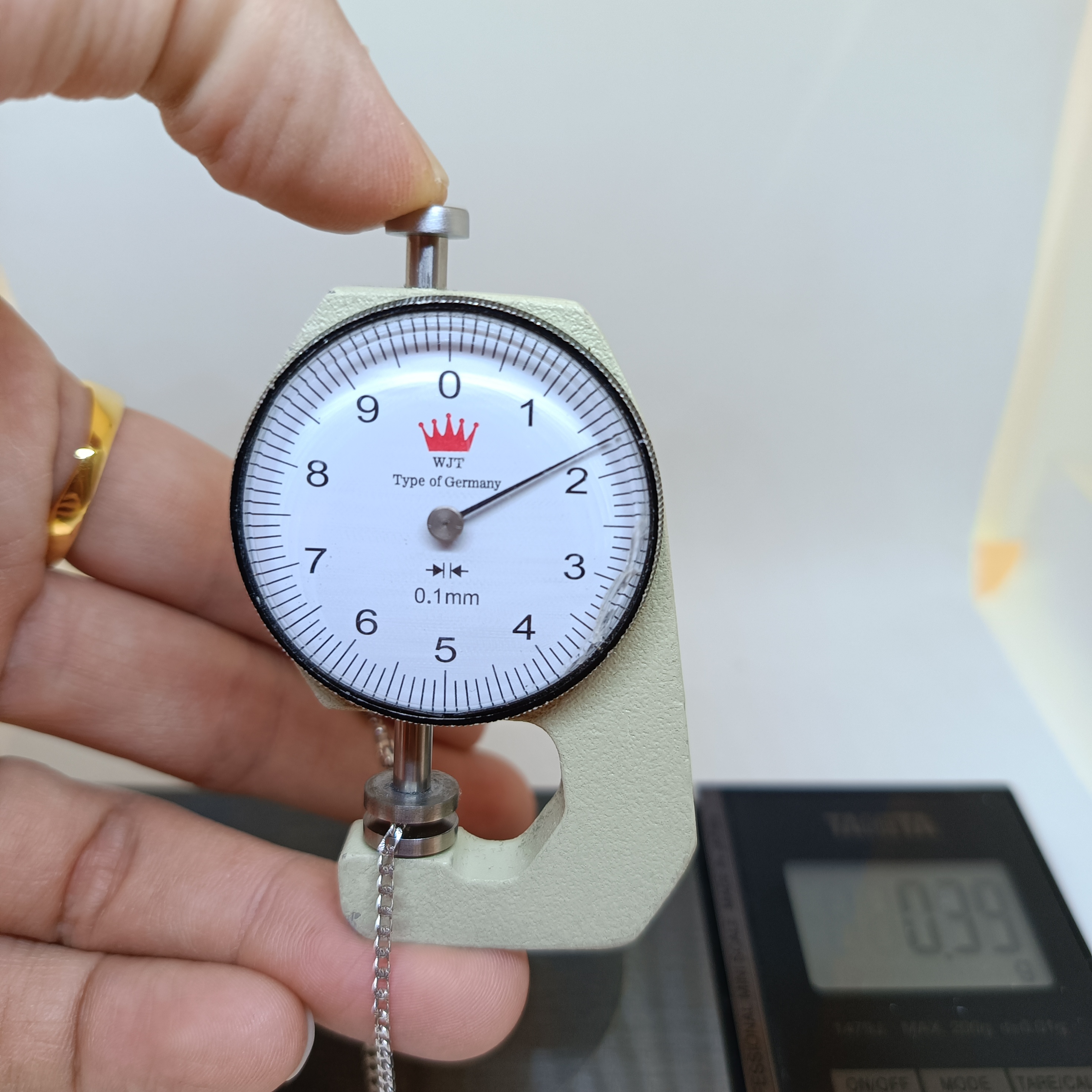 สร้อยคออิตาลี่ ลายโซ่แบนขนาดกระทัดรัด ความยาว16นิ้ว สำหรับสุภาพสตรีครับ