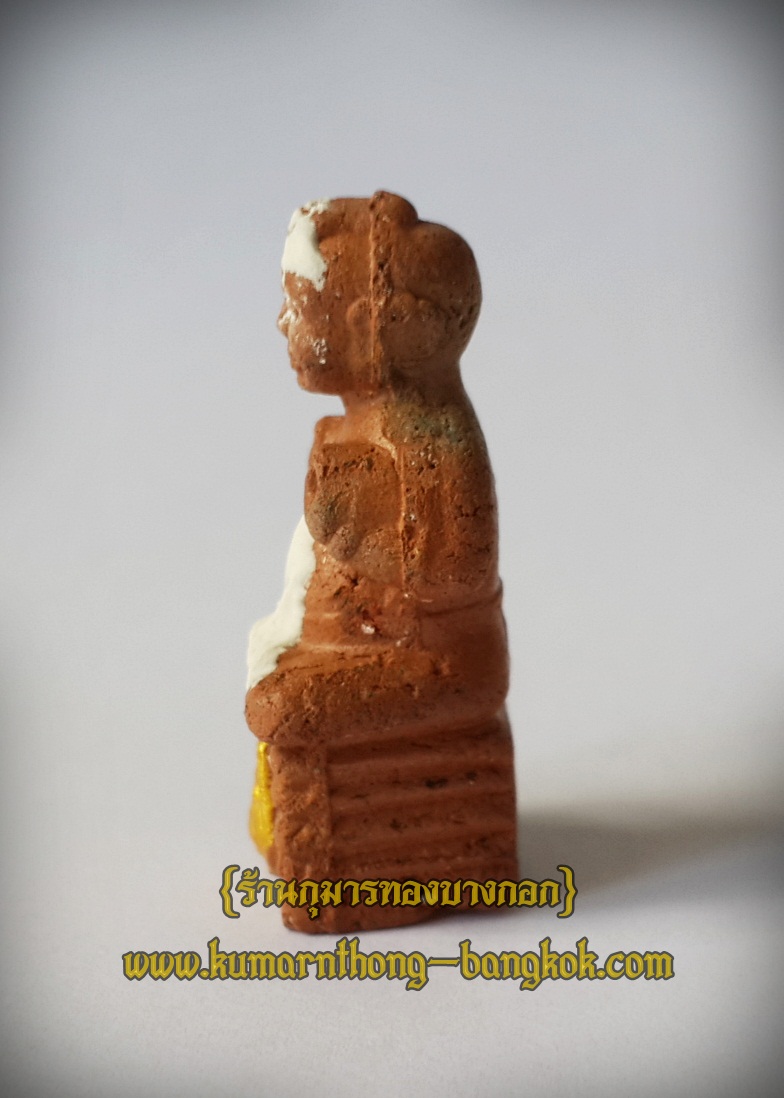 กุมารทอง หลวงปู่แย้ม วัดสามง่าม จ.นครปฐม รุ่น สมบูรณ์ทรัพย์ ฐานกระต่าย พิมพ์เนื้อสีโชว์ดิน ขนาดพกพา สูง 1 นิ้ว (รุ่น 100ปี) (โชว์)