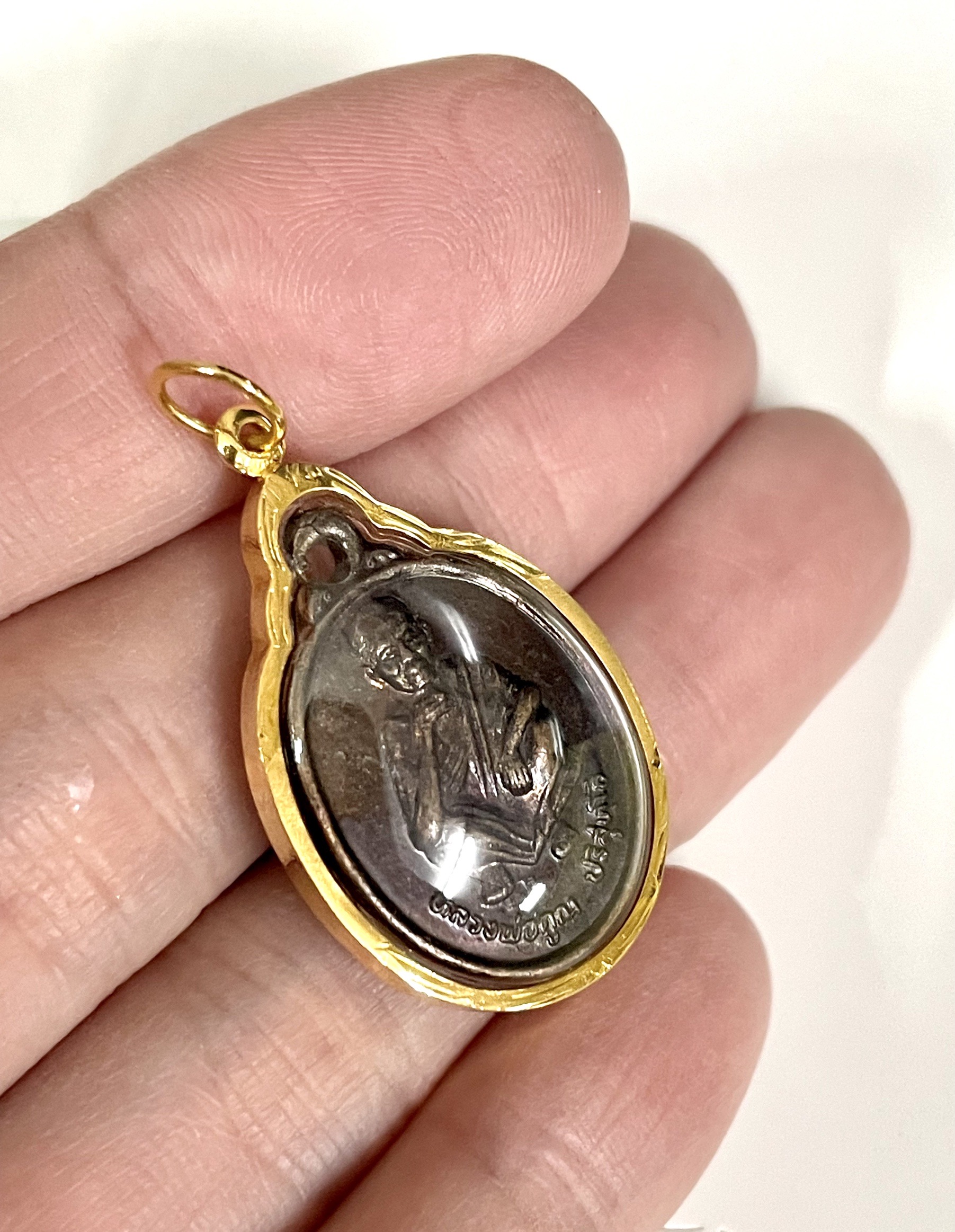 จี้พระหลวงพ่อคูณ รุ่นรวยไม่เลิก ปี 37