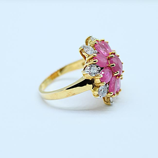 แหวนพลอยทับทิมล้อมเพชรรูปดอกพิกุลหน้าใหญ่ แหวนหน้าใหญ่สำหรับสุภาพสตรีครับ ตัวเรือนทอง9K หรือ 37.5% เปอร์เซนต์ทองครับ