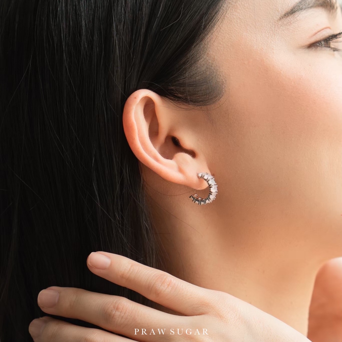 Oval-Opal Hoop Earrings - ต่างหูทรงครึ่งห่วงคริสตัลโทนโอปอลทรงรี (มี 3 สี)(ก้านเป็นเงินแท้)