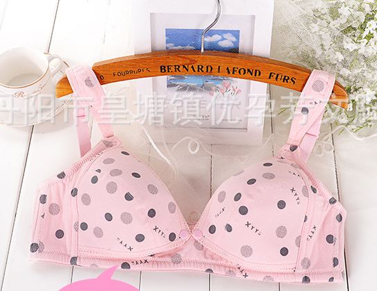 ชุดชั้นในเปิดให้นม สีชมพูลายจุดกลมๆ ไม่มีโครง มี size 34/75B, 36/80B, 38/85B