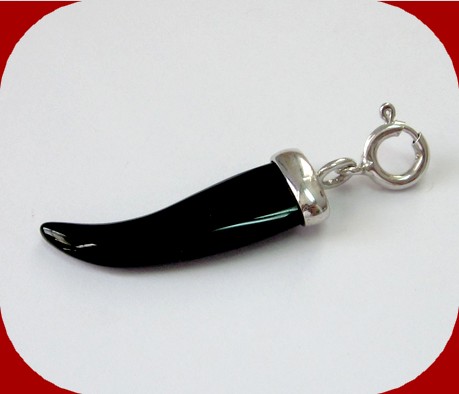 ลดราคา 50%!! จี้รูปเขี้ยวสีดำ เงินแท้ (size 0.8 x 3 c.m.)