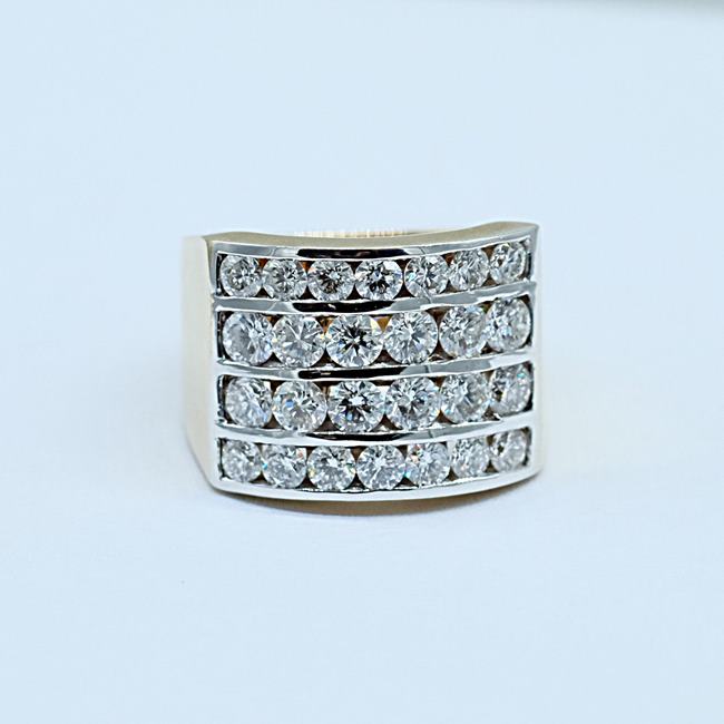 แหวนเพชรแถวหน้ากว้าง สวมใส่ได้ทั้งสุภาพบุรุษและสุภาพสตรีครับ ตัวเรือนทอง9K หรือ 37.5% เปอร์เซนต์ทองครับ