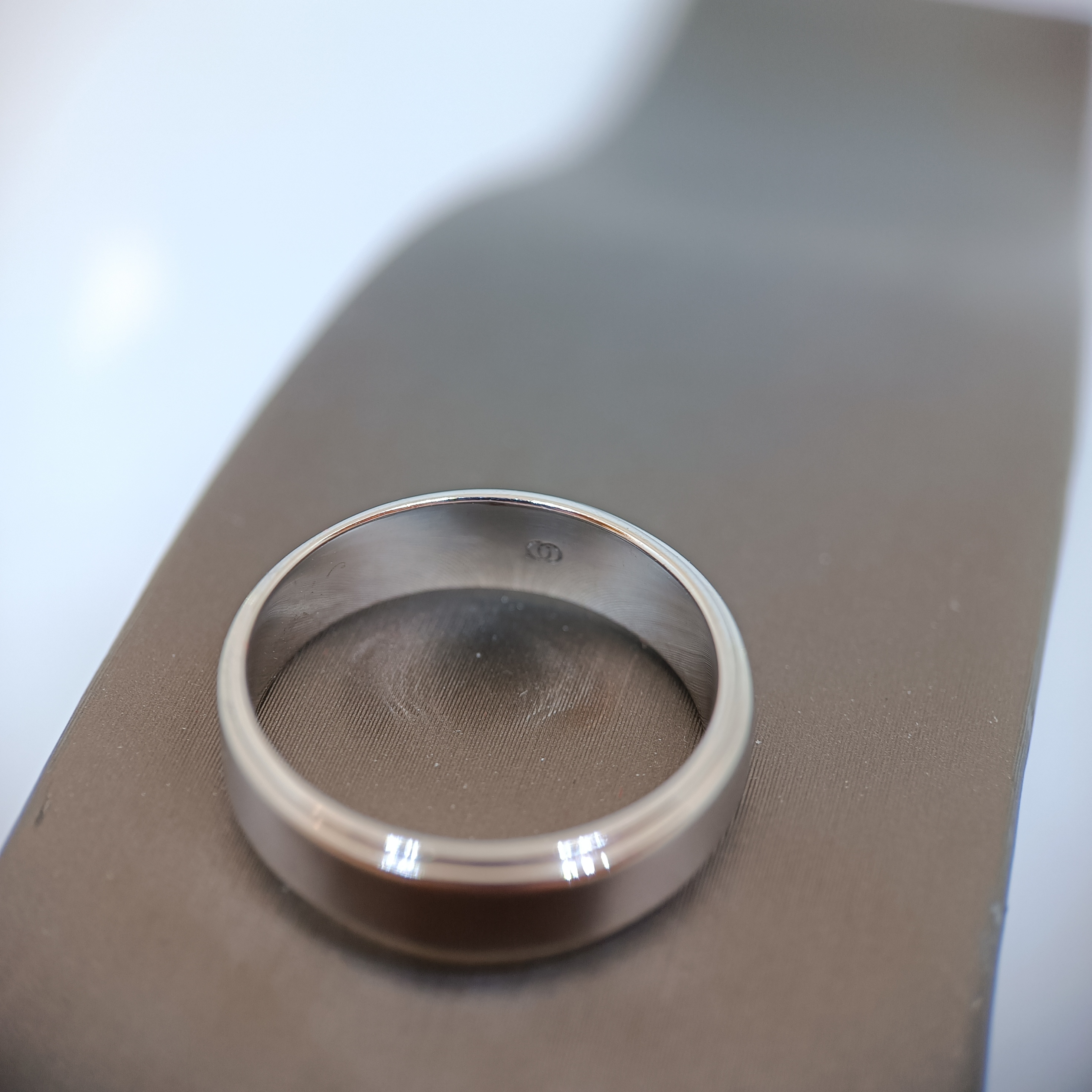 แหวนทรงปอกมีดพ่นทรายพร้อมฝังเพชรเม็ดกลางขนาด3ตัง ตัวเรือนทองขาว9K