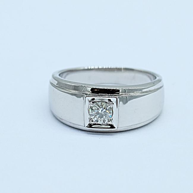 แหวนเพชรเม็ดเดี่ยว สำหรับสุภาพบุรุษ เลือกสวมใส่เป็นแหวนหมั้นได้ครับ