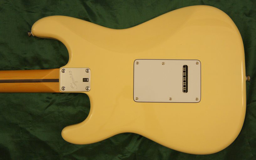 Squier Vintage Modified Stratocaster '70s Electric Guitar Vintage White Rosewood Fretboard