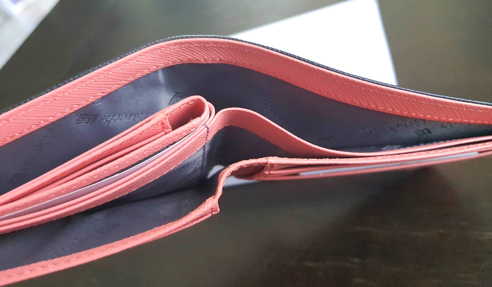 กระเป่าสตางค์ Guy Laroche ดำ-โอรส ใหม่ แท้