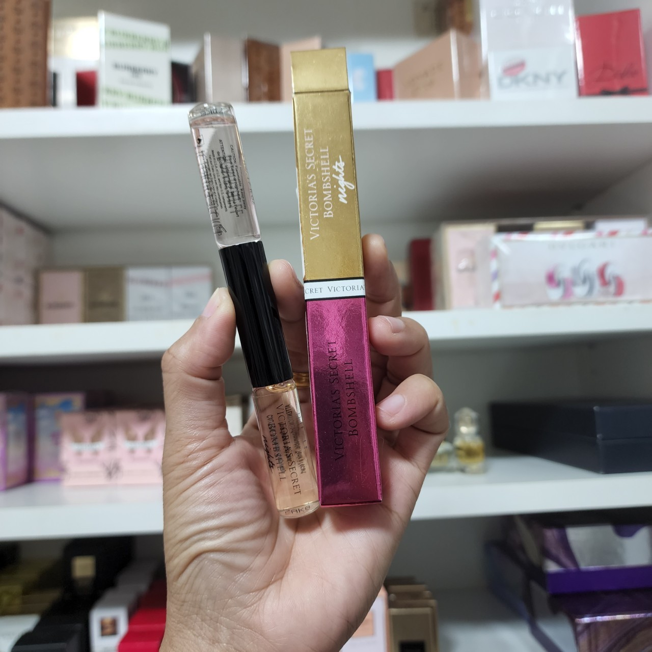 น้ำหอมจิ๋วมินิ Victoria's Secret Bombshells 5ml+ Bombshells night 5ml แบบลูกกลิ้งรวม10ml ( Mini Perfume น้ำหอมขนาดพกพา)