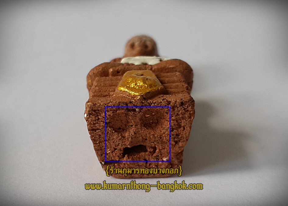 กุมารทอง หลวงปู่แย้ม วัดสามง่าม จ.นครปฐม รุ่น สมบูรณ์ทรัพย์ ฐานกระต่าย พิมพ์เนื้อสีโชว์ดิน ขนาดพกพา สูง 1 นิ้ว (รุ่น 100ปี) (โชว์)