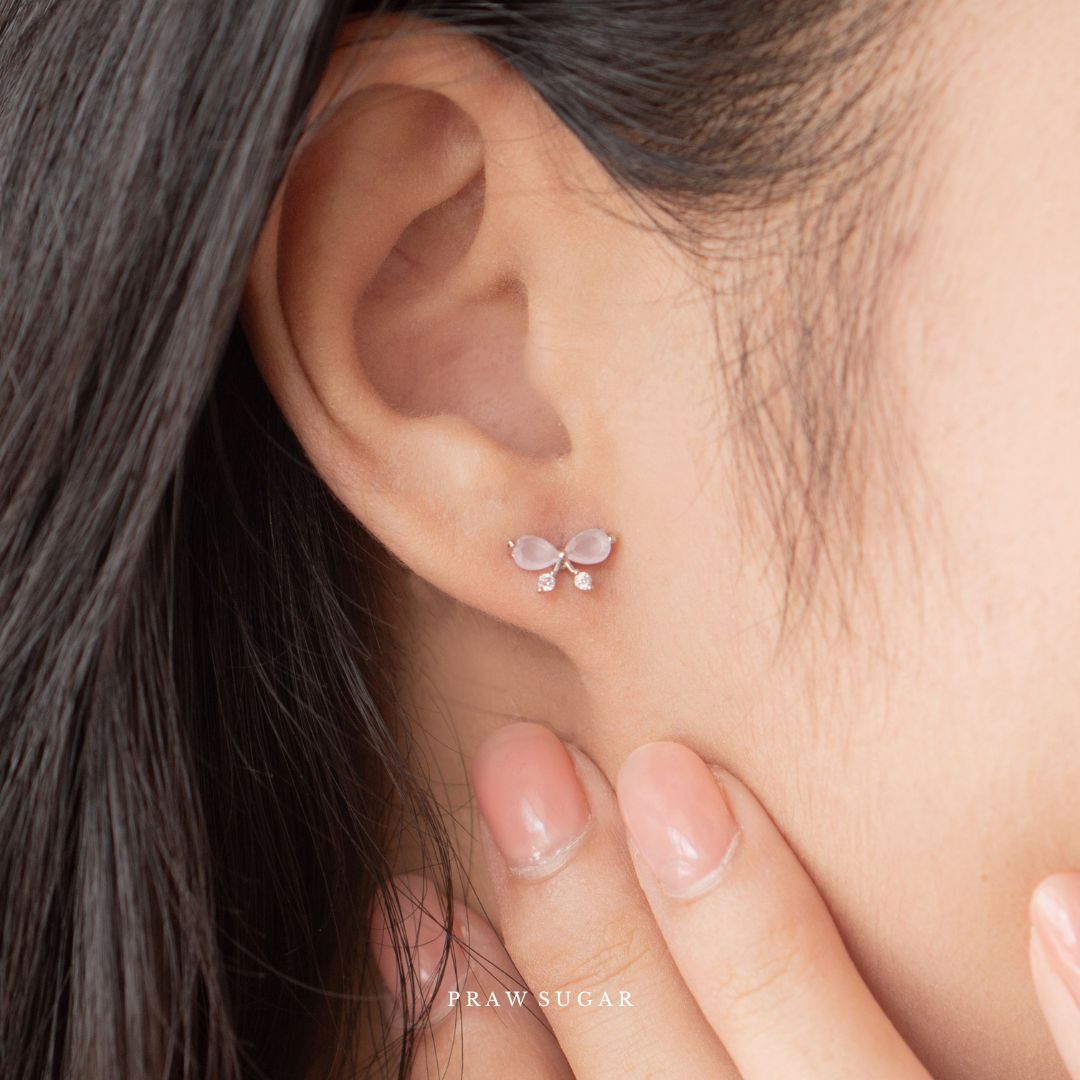 Mini Light Pink Bow Earrings - ต่างหูโบว์ชมพูอ่อนขนาดมินิ (ก้านต่างหูเงินแท้)
