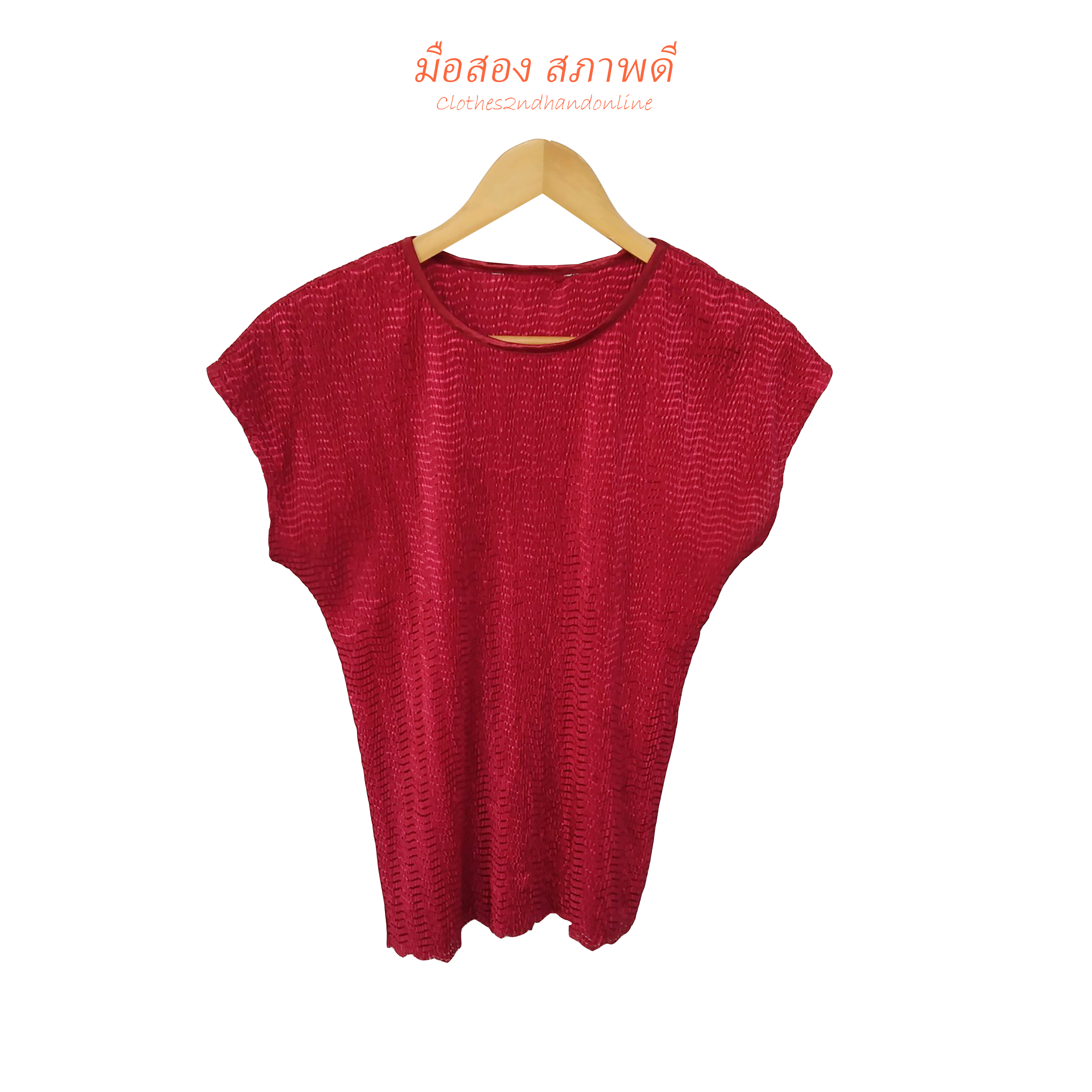 เสื้อมือสอง คอกลม ผ้าโพลีลายย่นสีแดงเงา แขนสั้น อก 34-36 นิ้ว