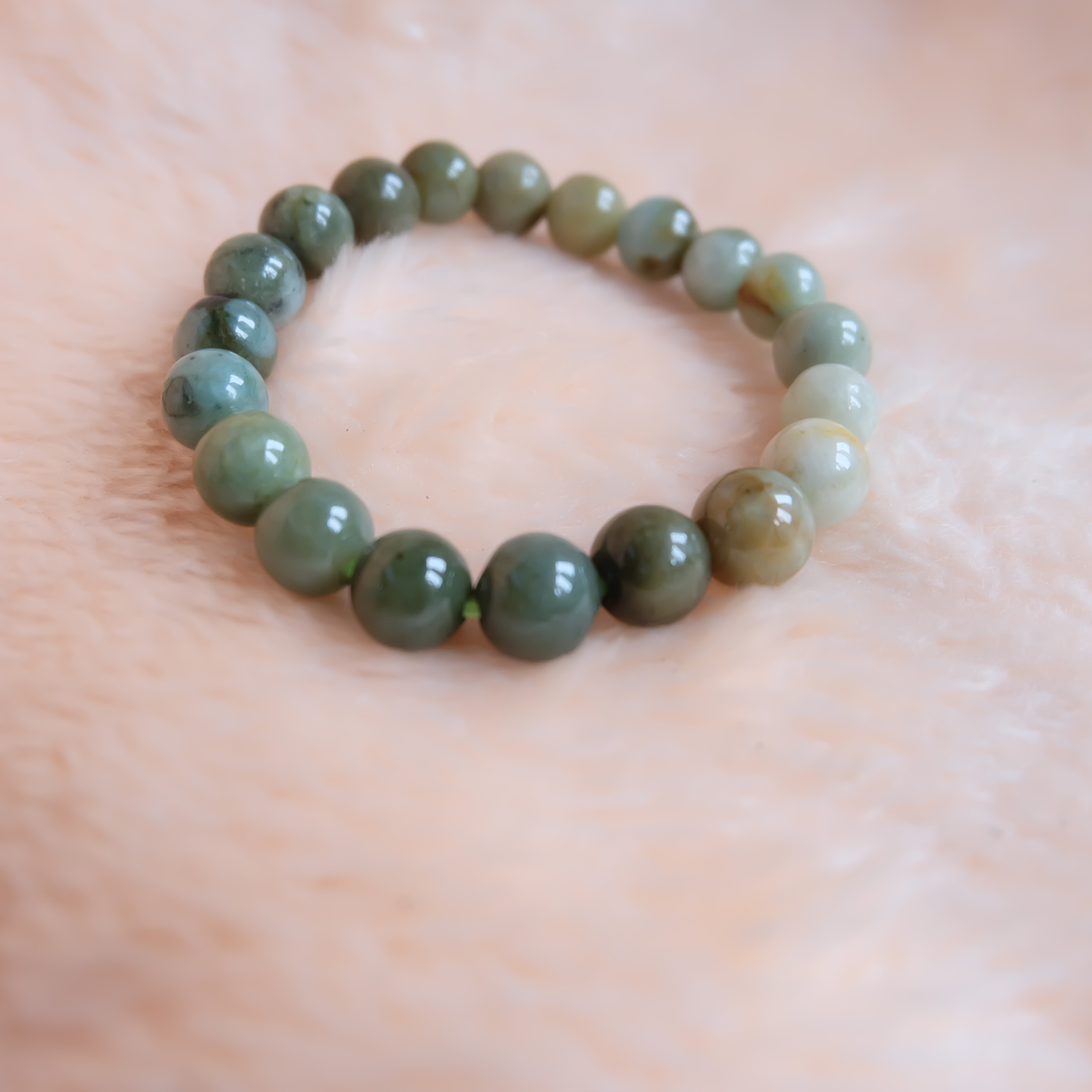 สร้อยข้อมือลูกปัดหยกแท้ หยกพม่า หยกคละสี หยกเจไดต์ ขนาด 10 มิล รอบข้อมือ 16.5 เซนติเมตร ร้อยด้วยไหมยืด ไม่ค่อยกลม