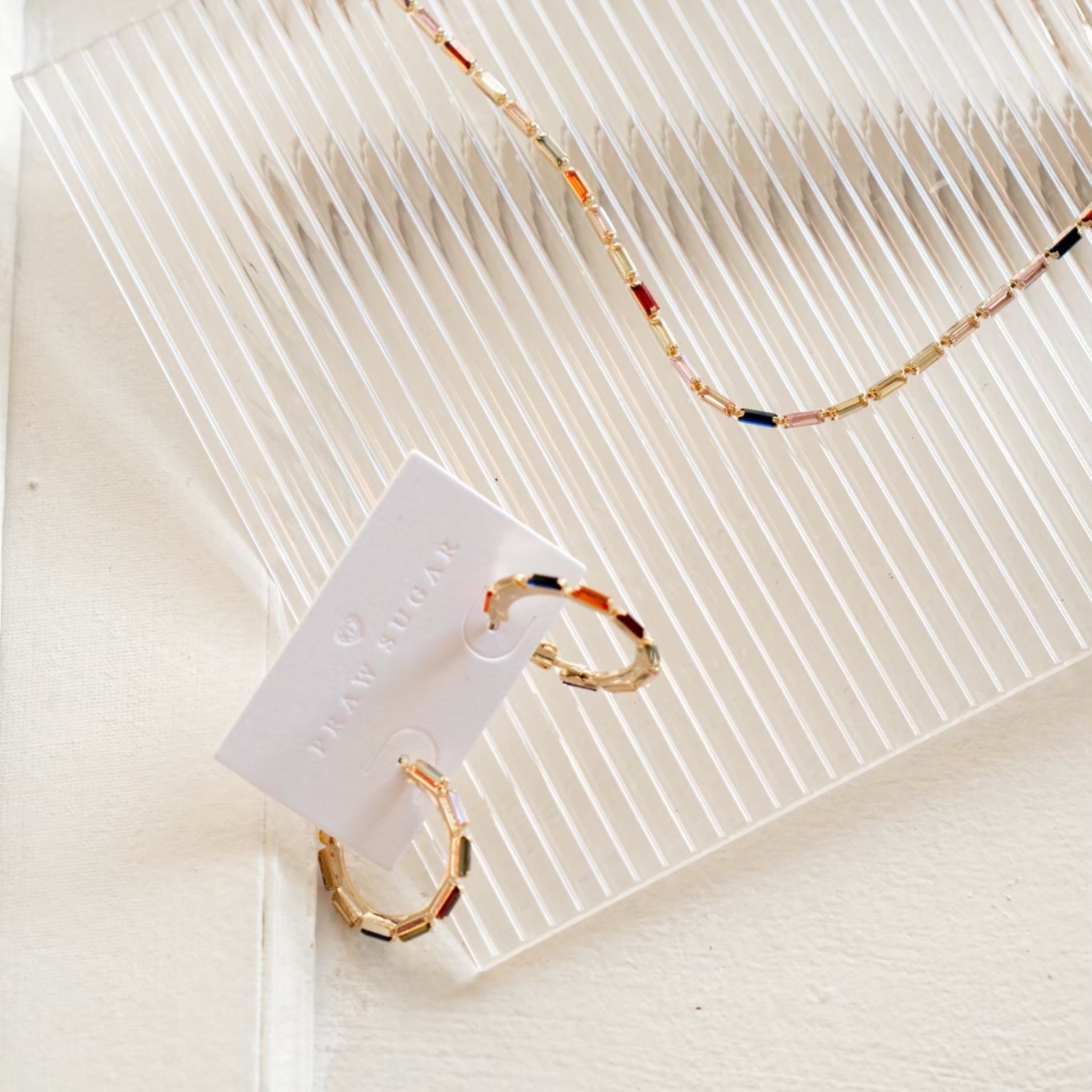 Joyful Hoop Earrings - ต่างหูห่วงประดับคริสตัลทรงสี่เหลียมผืนผ้า (มี 5 สี) (ก้านต่างหูไทเทเนียม)