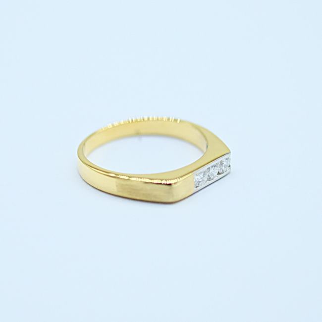 แหวนเพชรแถวรูปแบบทันสมัย เหมาะกับสาวมั่นยุคนี้ครับ