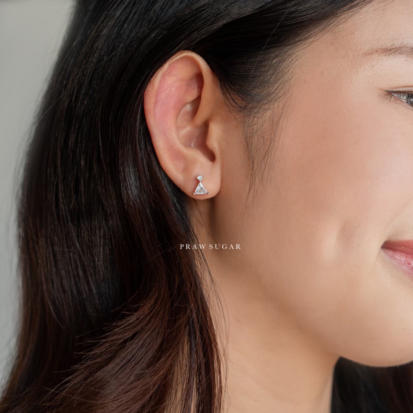 Gorgeous Triangle Earrings - ต่างหูทรงสามเหลี่ยมเรียบหรู (ก้านต่างหูเงินแท้) (มี 2 สี)