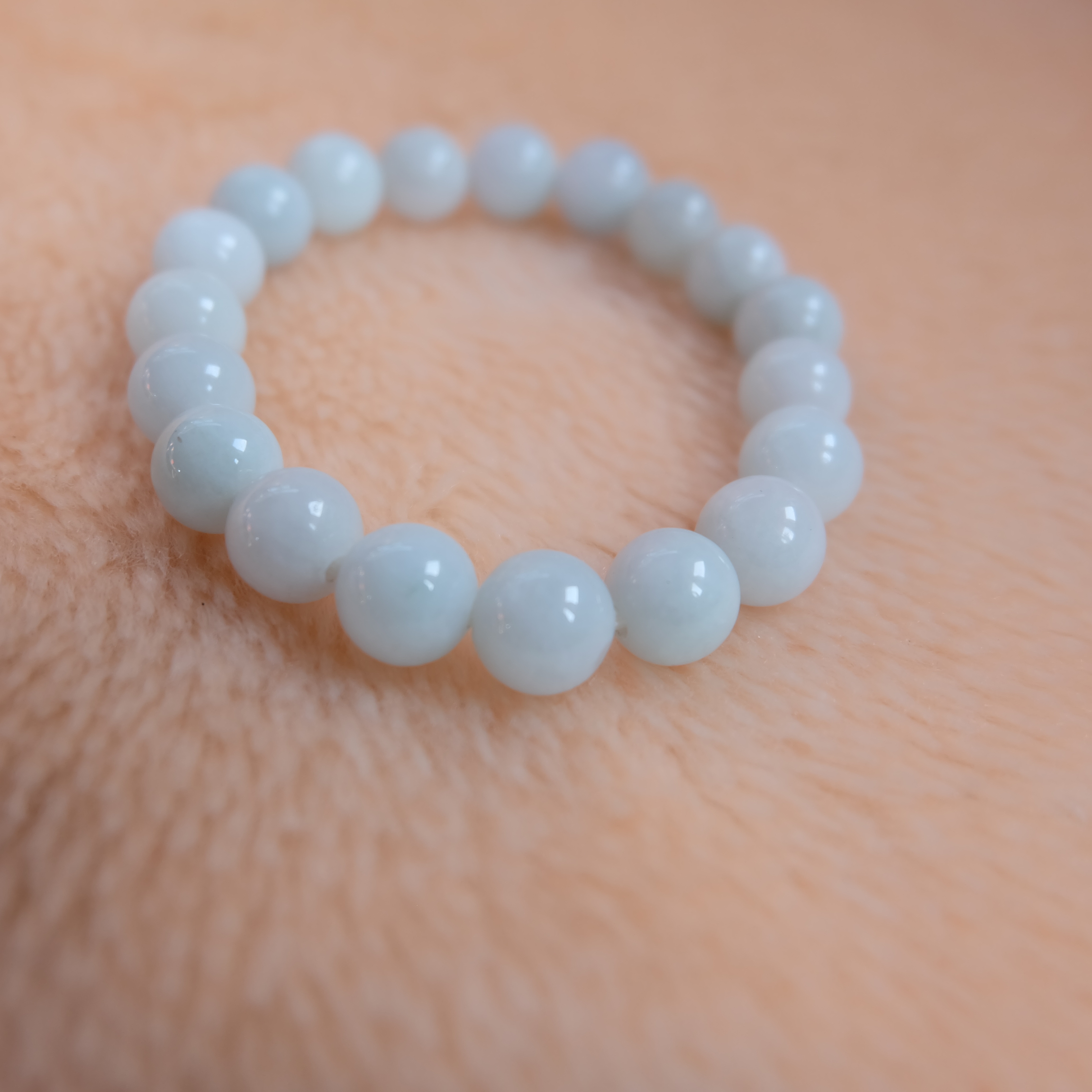 สร้อยข้อมือลูกปัดหยกแท้ สีขาว ขนาด 9 มิล ร้อยด้วยเอ็นยืด รอบข้อมือ 15.5 เซนติเมตร