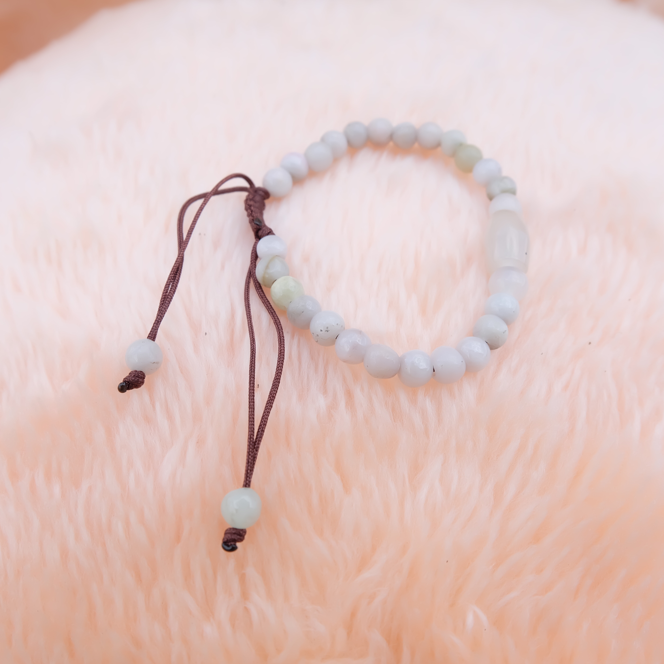 สร้อยข้อมือลูกปัดหยกแท้ 5 มิล หยกแท้ หยกพม่า หยกขาว เชือกดึง รอบข้อมือ 15-17 ซม. มีรอย