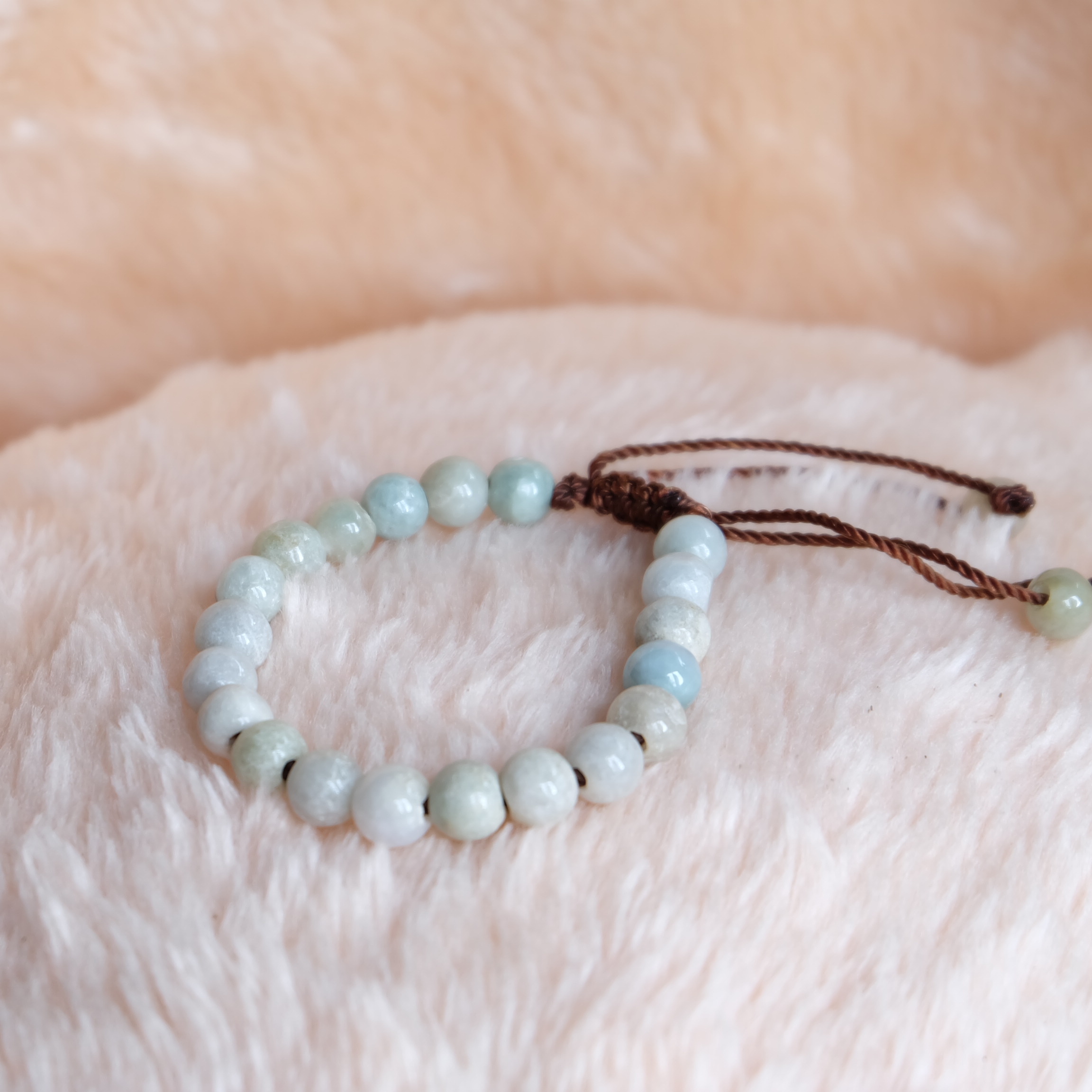 สร้อยข้อมือเชือกถักลูกปัดหยกแท้สีขาว ราคาพิเศษ รอบข้อมือ 15-17 เซนติเมตร