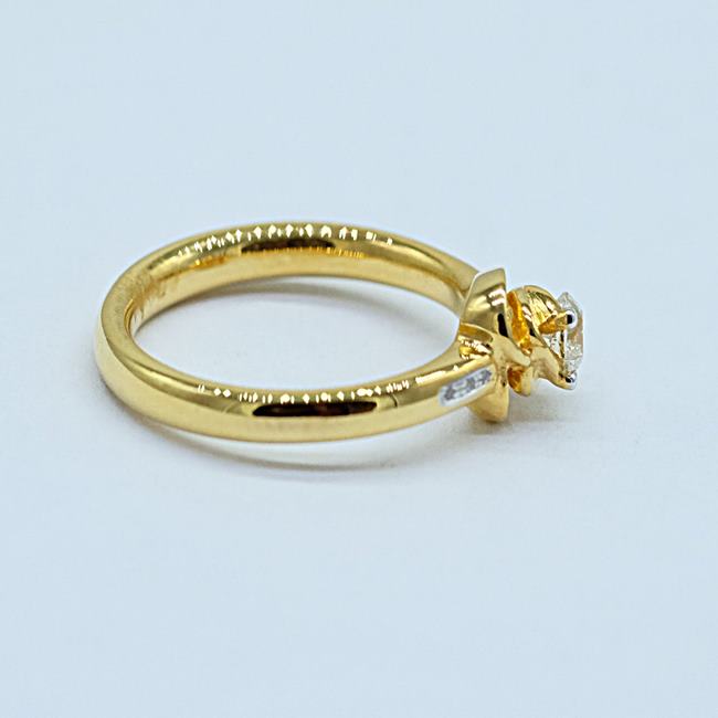 แหวนเพชรเม็ดชูรูปหัวใจ พร้อมเพชรล้อมบ่าข้าง สำหรับสุภาพสตรีครับ