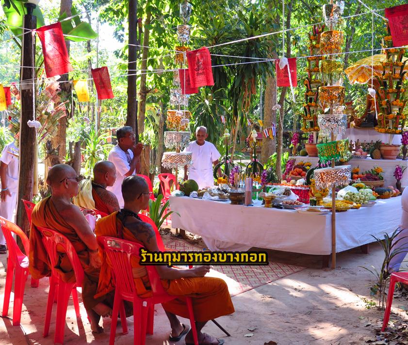 บรรยากาศในพิธีบวงสรวง มีผู้ศรัทธาและลูกศิษย์มาเข้าร่วมพิธีมากมาย
