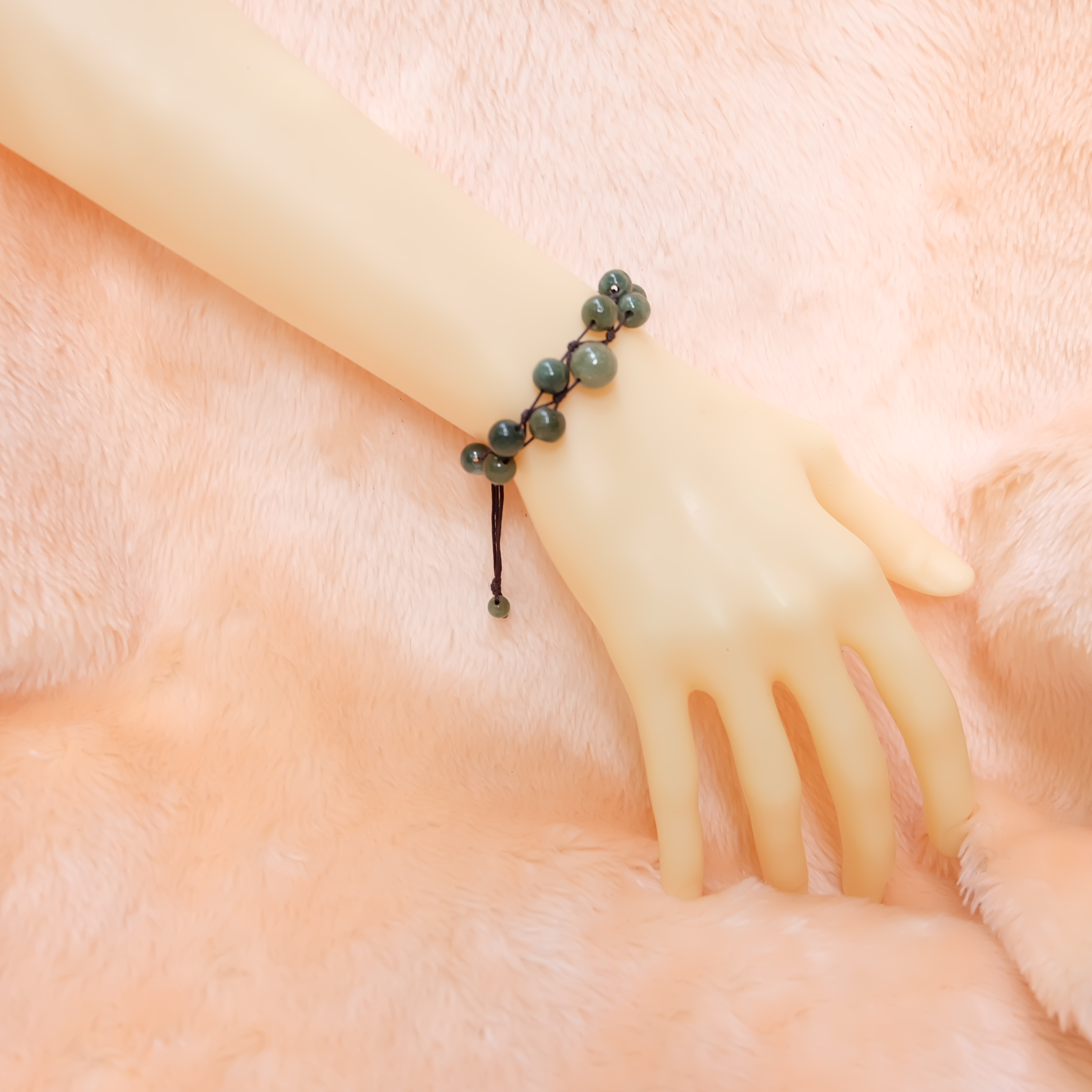 สร้อยข้อมือลูกปัดหยกแท้ 5-10 มิล สีเขียวเข้ม เชือกดึง รอบข้อมือ 15-18 ซม. หยกพม่า หยกแท้นำโชค