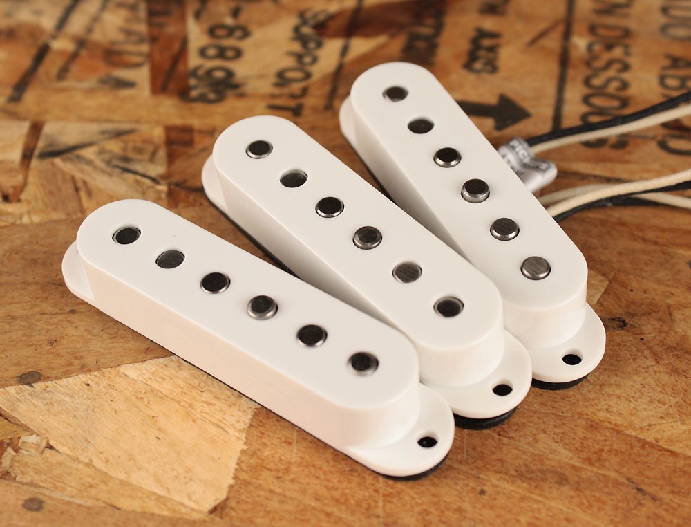 Lindy Fralin Vintage Hot Strat Pickups White w/Bassplate
