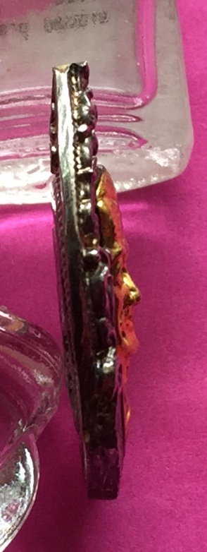 เหรียญหล่อ หลวงปู่คร่ำ รุ่นสร้างเจดีย์ วัดวังหว้า จ.ระยอง มีโค๊ต หลังยันต์ เนื้อกะไหล่เงิน หน้ากากทอง พระแท้สวย สนใจโทรสอบถามที่ 0619783836.. 0805587175 ส่งEMSในประเทศฟรีคะ