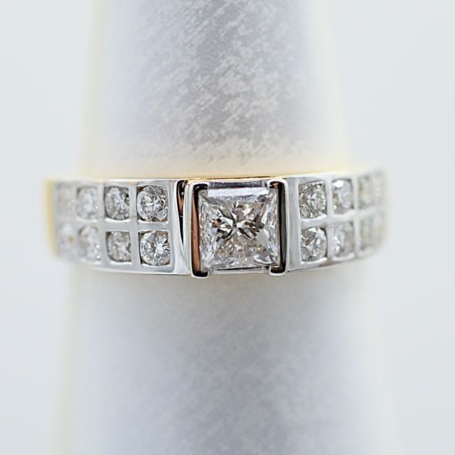 แหวนเพชรเม็ดเดี่ยว1กะรัตพร้อมบริวาลล้อม2แถว ตัวเรือนทอง9K เพชรน้ำ 98