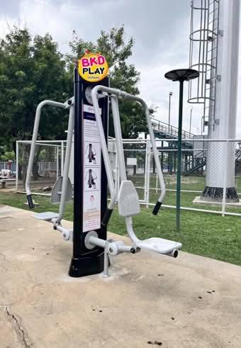 เครื่องออกกำลังกายกลางแจ้ง ชุดบริหารแขน-หัวไหล่-หน้าอก (แบบดันยกตัว) สำหรับผู้สูงอายุและบุคคลทั่วไป เครื่องออกกําลังกายกลางแจ้งเทศบาล, เครื่องออกกําลังกายสาธารณะ ,ราคาโรงงาน สินค้าผลิตในไทย สั่งทำตามสีที่ต้องการได้