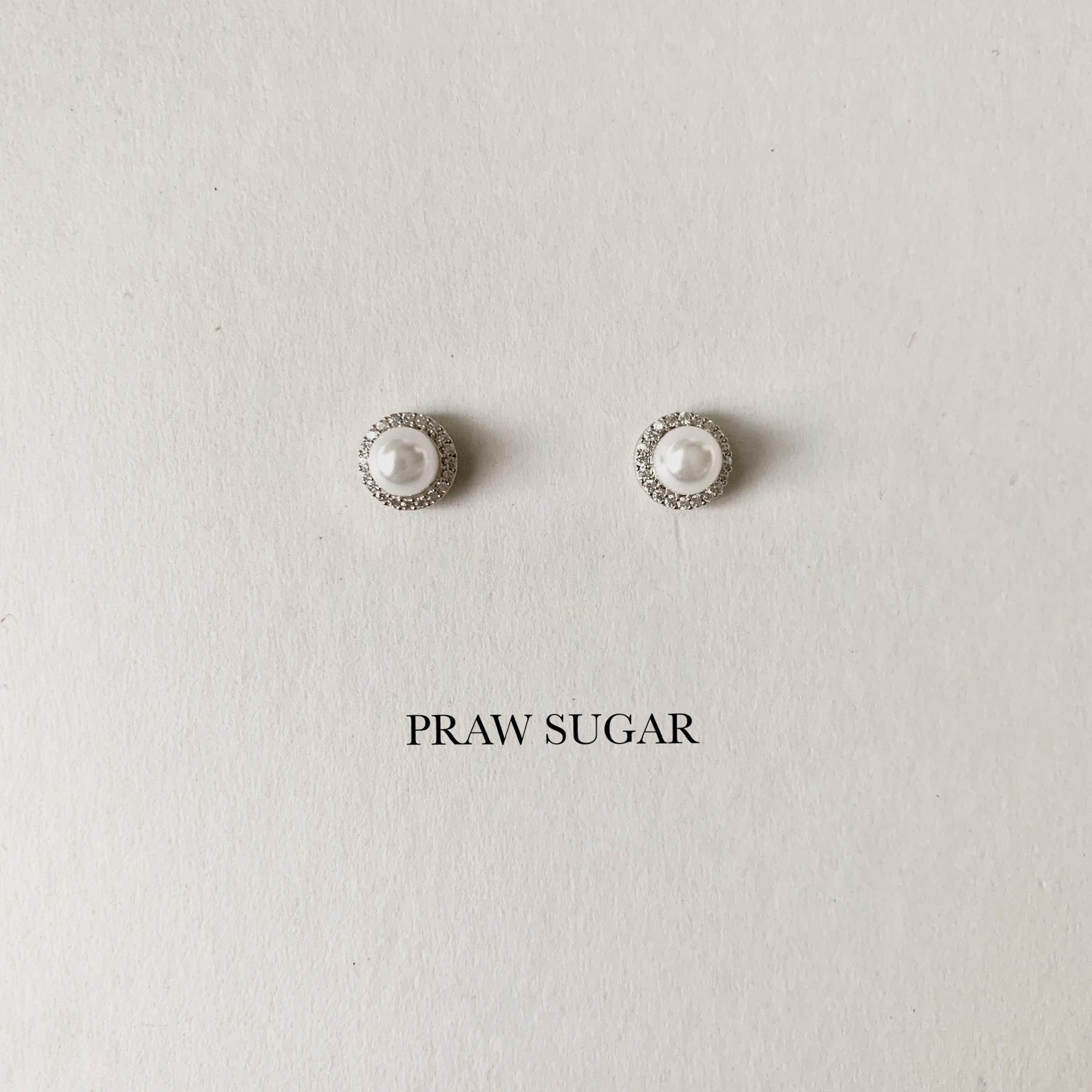 Classic White Pearl Earrings - ต่างหูมุกคลาสสิคสีขาว (ก้านเป็นเงินแท้) (มี 2 ขนาด)
