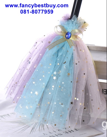 ไม้กวาดฮาโลวีน สำหรับ แม่มดน้อยสุดน่ารัก ประกอบชุดแม่มด ในเทศกาศวันฮาโลวีน ความยาวรวม 117 ซม. เลือกสีได้ **ขายเฉพาะลูกค้าที่ซื้อกับชุดแฟนซี**