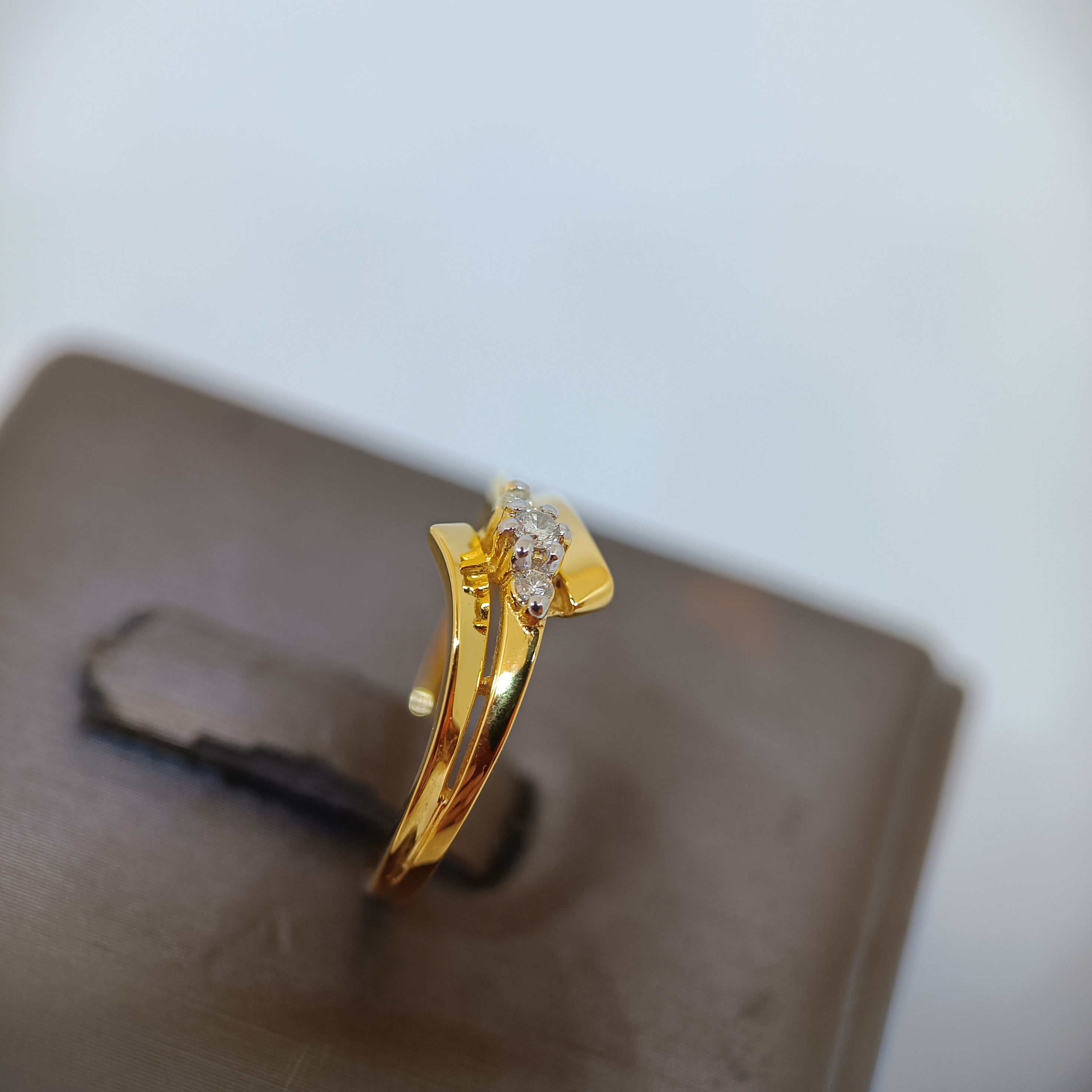 แหวนเพชรน้ำ98 คุณภาพดี บนตัวเรือนทอง18K สำหรับสุภาพสตรีครับ