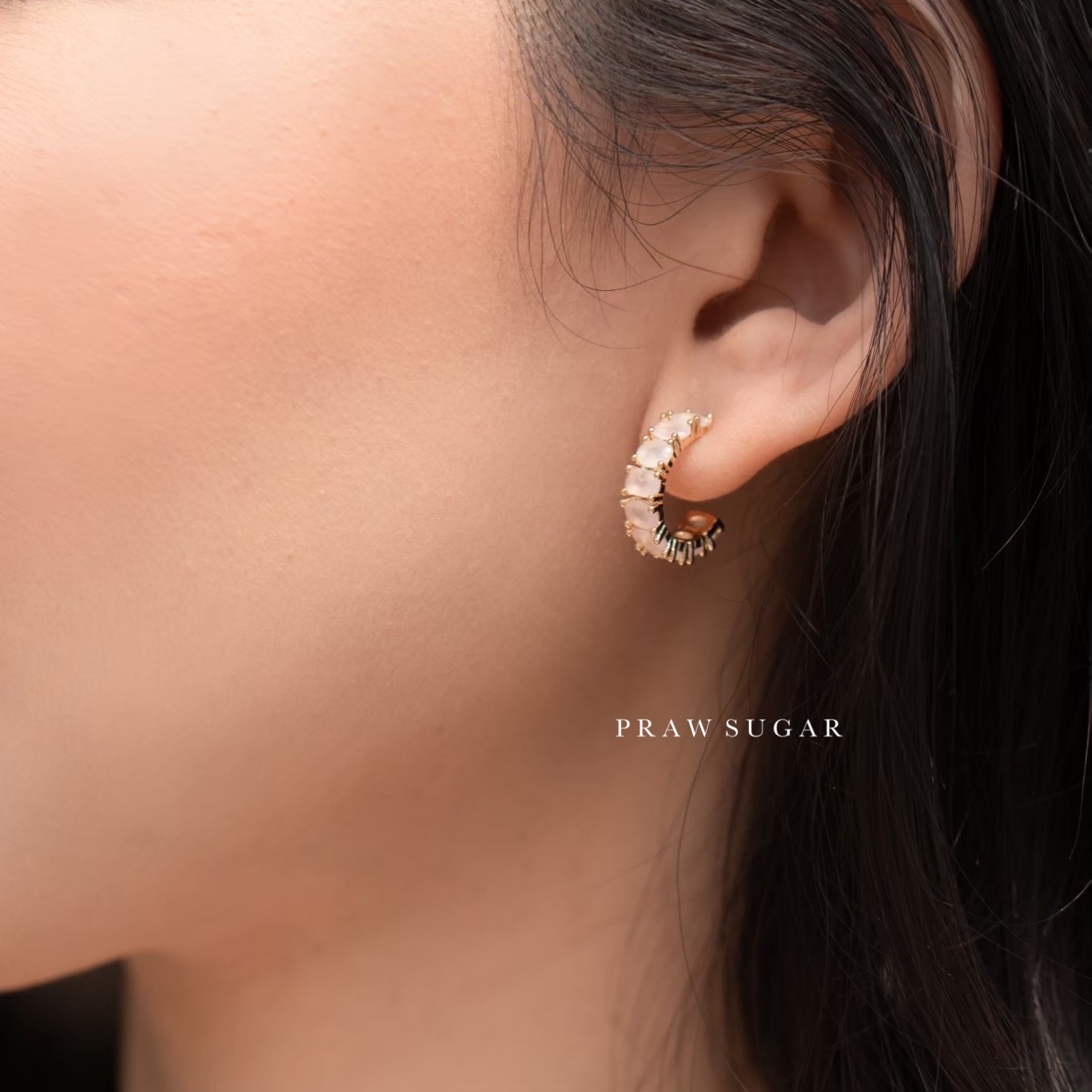 Oval-Opal Hoop Earrings - ต่างหูทรงครึ่งห่วงคริสตัลโทนโอปอลทรงรี (มี 3 สี)(ก้านเป็นเงินแท้)