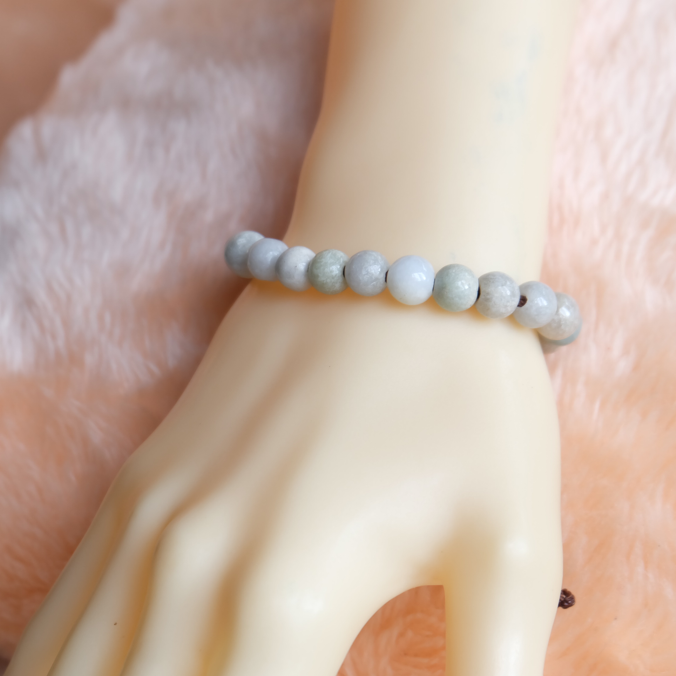 สร้อยข้อมือเชือกถักลูกปัดหยกแท้สีขาว ราคาพิเศษ รอบข้อมือ 15-17 เซนติเมตร