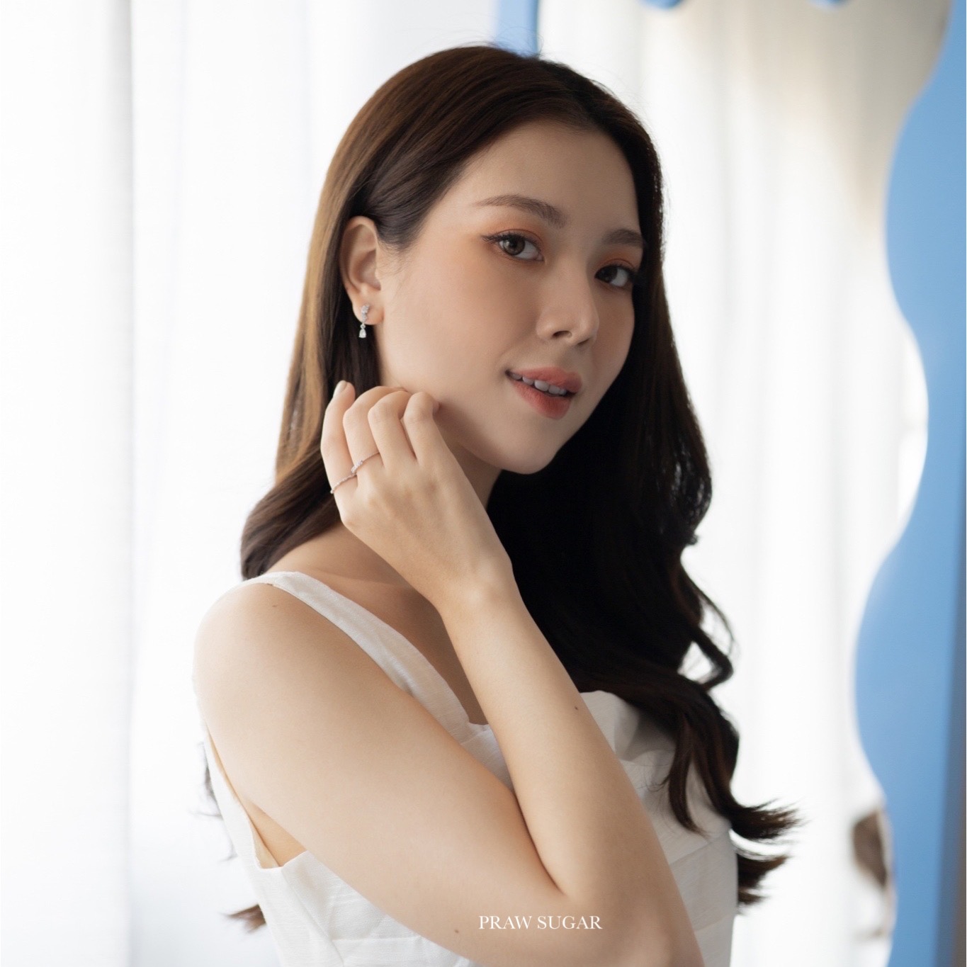 Sparkling Earrings - ต่างหูทรงระย้าขนาดเล็กคริสตัลสีขาวออร่า (ก้านเป็นเงินแท้) (มี 3 สี)
