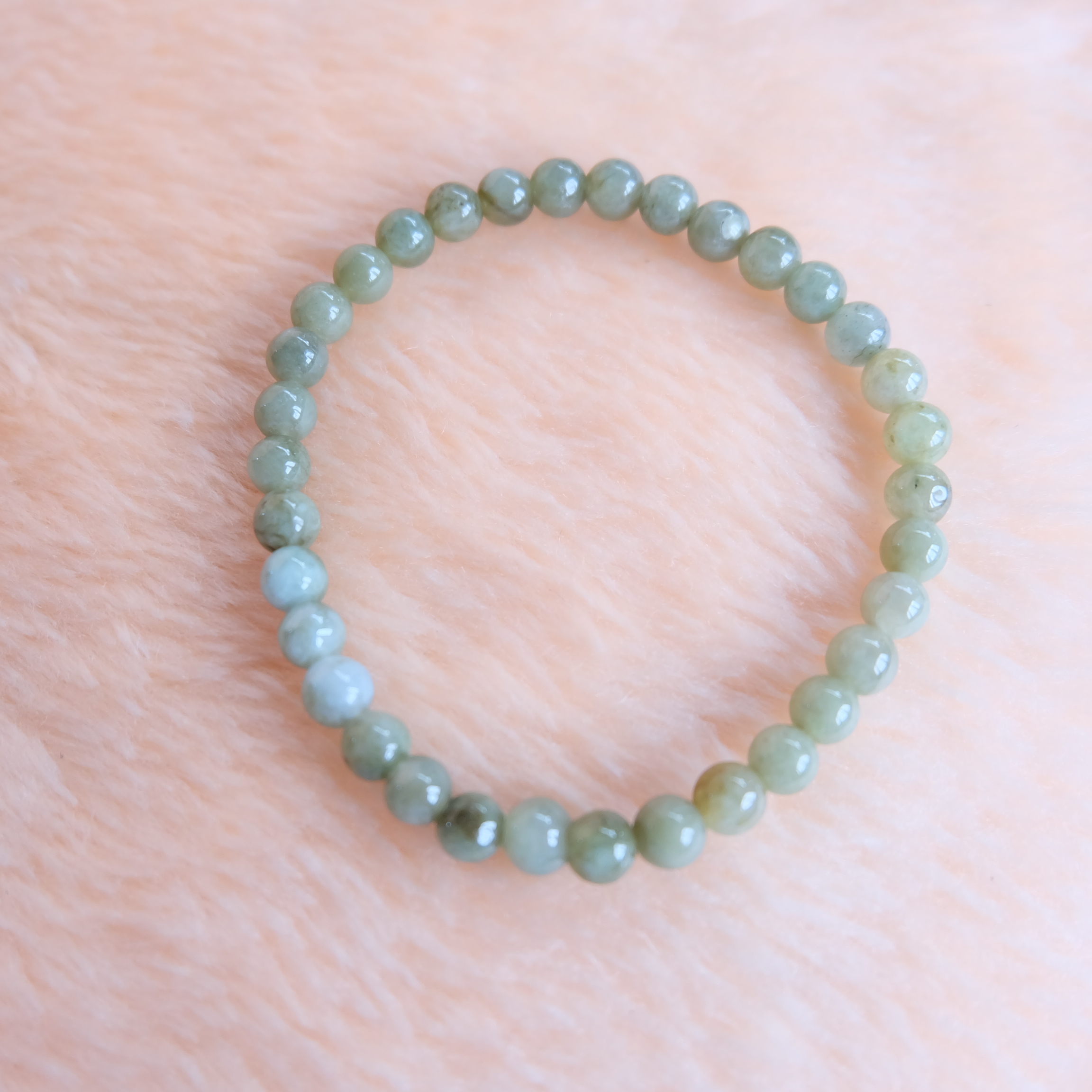 สร้อยข้อมือลูกปัดหยกแท้ สีน้ำผึ้ง ขนาด 4-5 มิล ร้อยด้วยเอ็นยืด รอบข้อมือ 16 เซนติเมตร