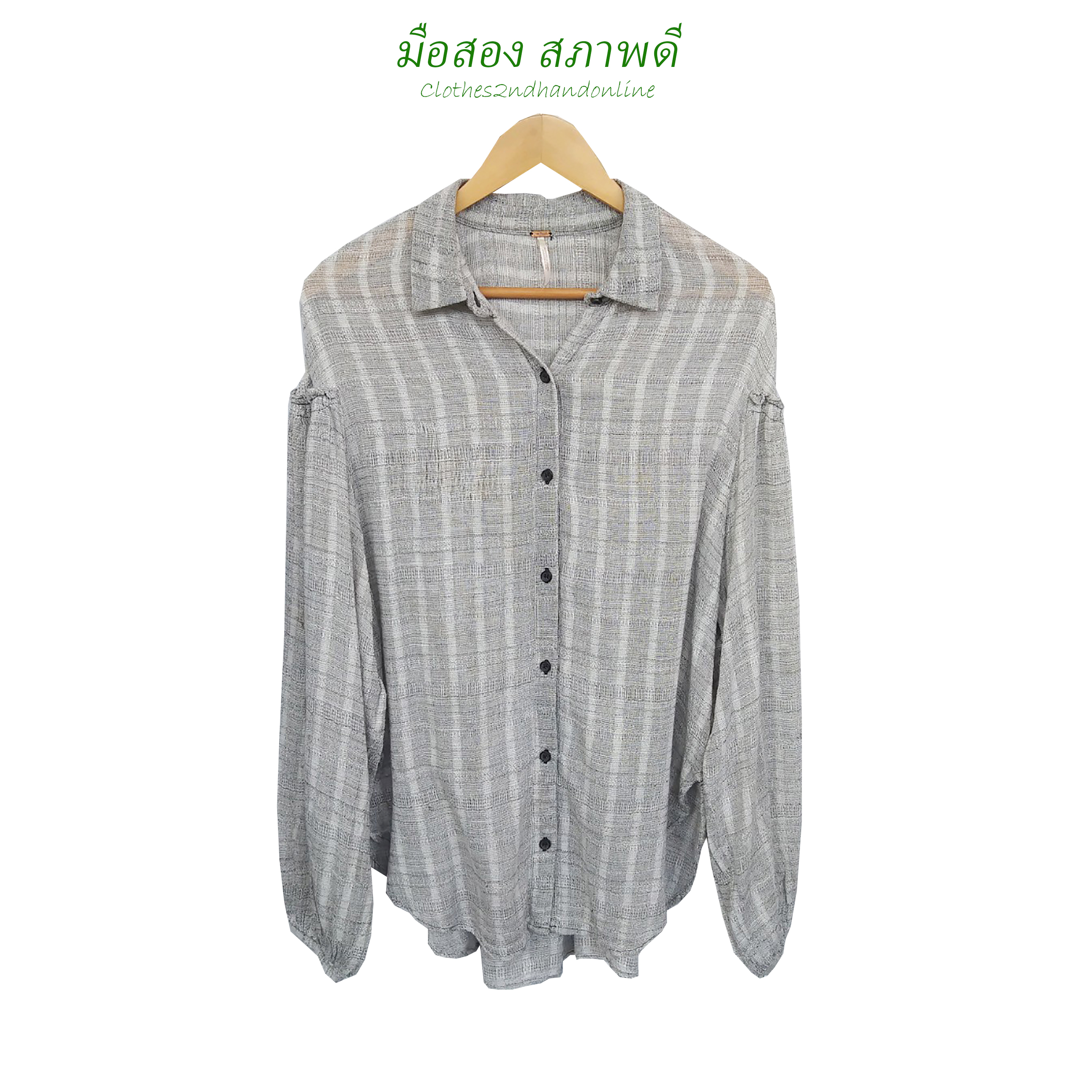 เสื้อมือสอง คอปก ผ้าเรย่อนผสมคอตต้อน เนื้อบาง สีเทา ลายทาง มีรอยเปื้อนด้านหน้าจางๆ อก 44-46 นิ้ว