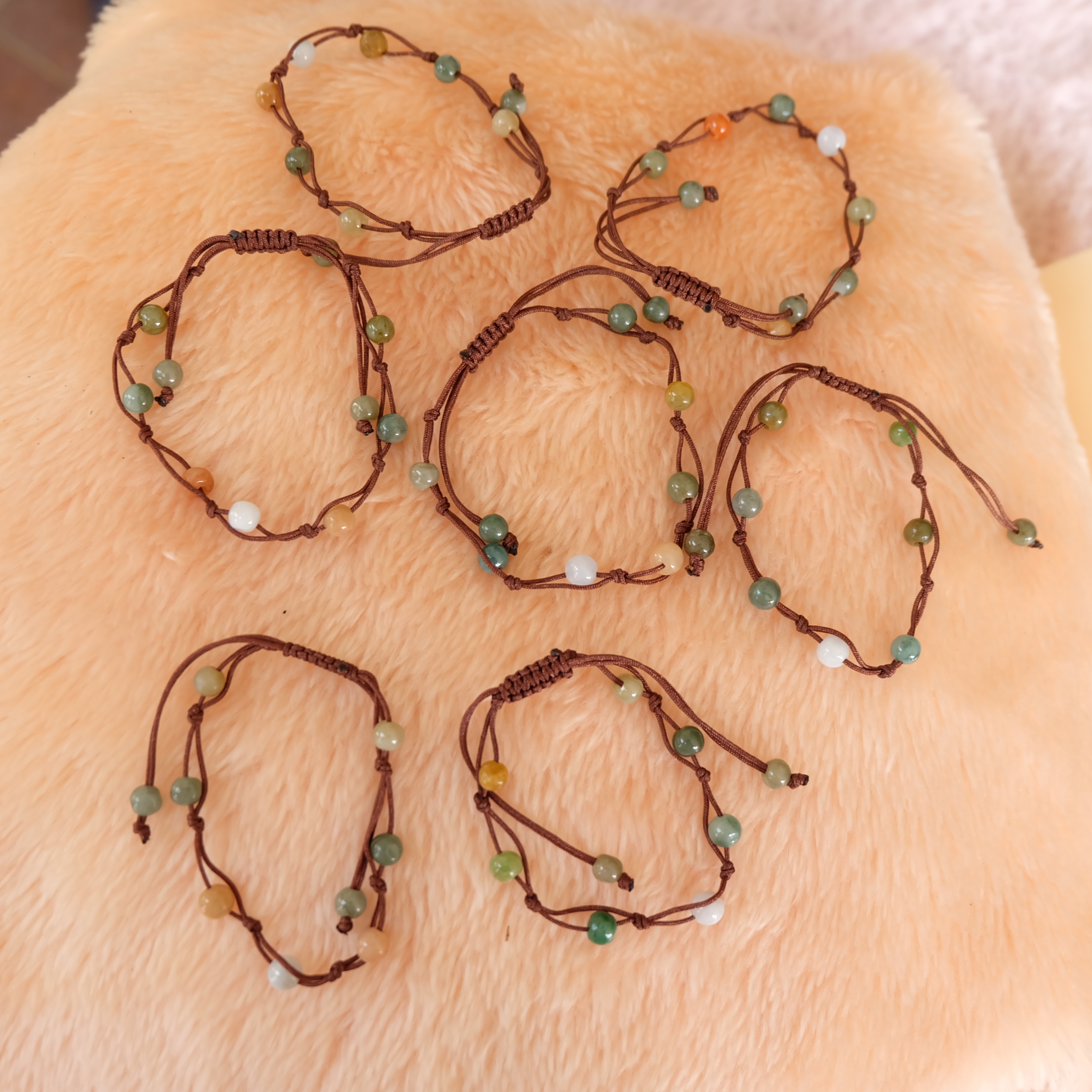 สร้อยข้อมือเชือกถักลูกปัดหยกแท้คละสี รอบข้อมือ 14-16เซนติเมตร