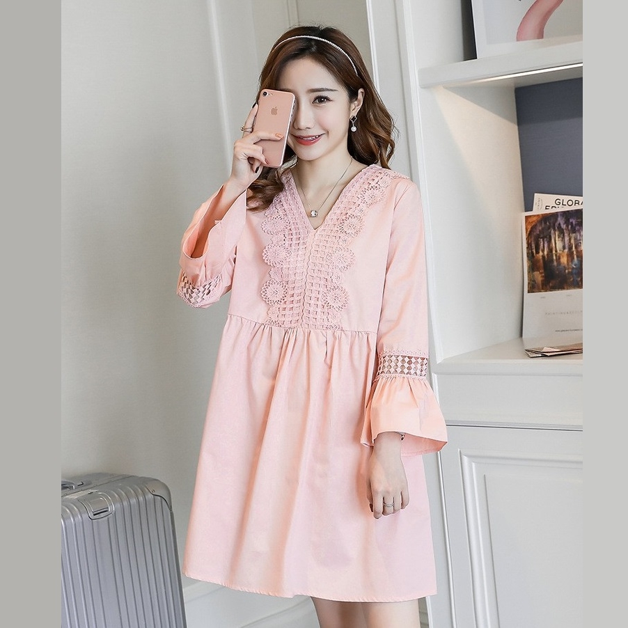 เสื้อคลุมท้องแขนยาวสีชมพูโอรส คอวีแต่ลายดอก ปลายแขนบานระบายและแต่งฉลุเป็นตาข่าย ผ้านิ่ม ใส่สบายมากๆค่ะ ชุดนี้ช่วงท้องได้ยันคลอดเลยจ้า